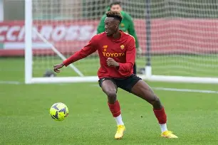 体育赛事-罗马训练开放日，加时末段内部沟通引欢呼，足总杯在即，身体对抗强度拉满(足总杯平局加时吗)